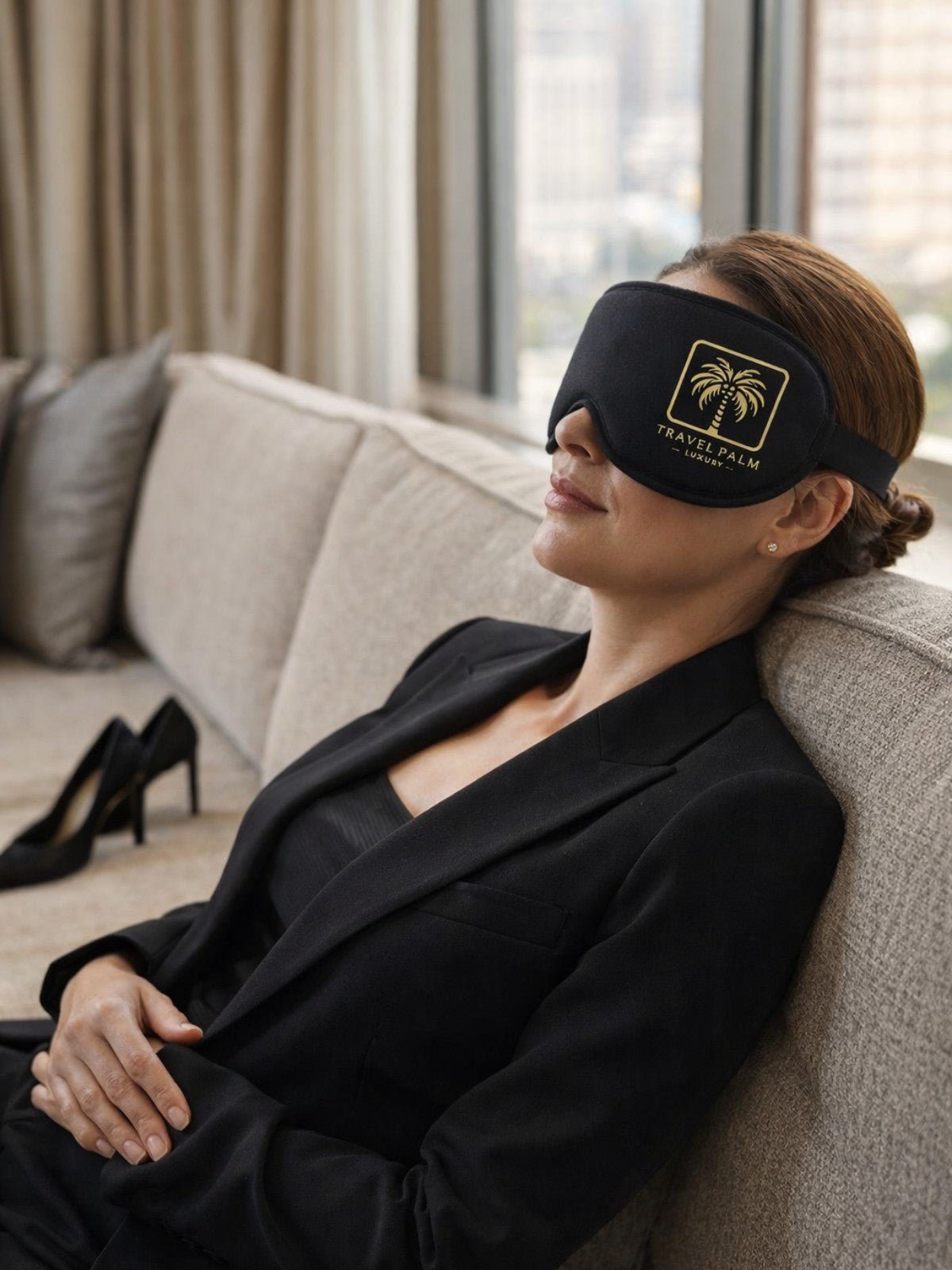 Frau schaltet zwischen Terminen ab mit perfekt abdunkelnder Schlafmaske, die Souveränität ausstrahlt