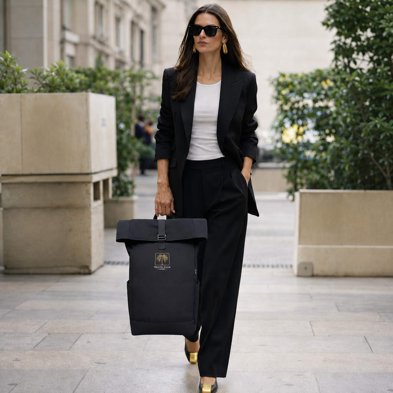 Elegante Frau mit Sonnenbrille und elegantem Damen Rucksack