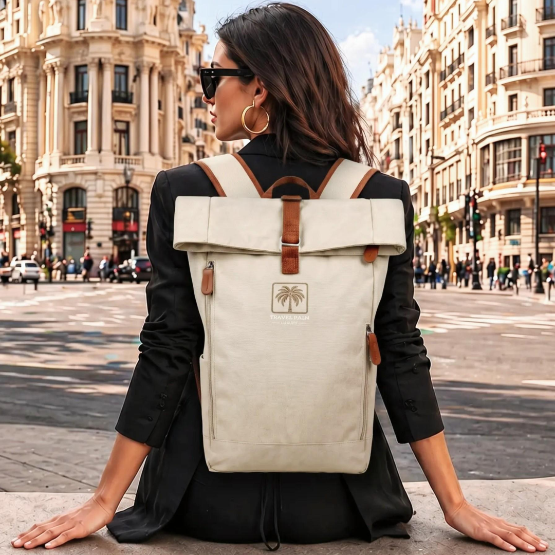Stilsichere Frau mit Sand Beige Rucksack