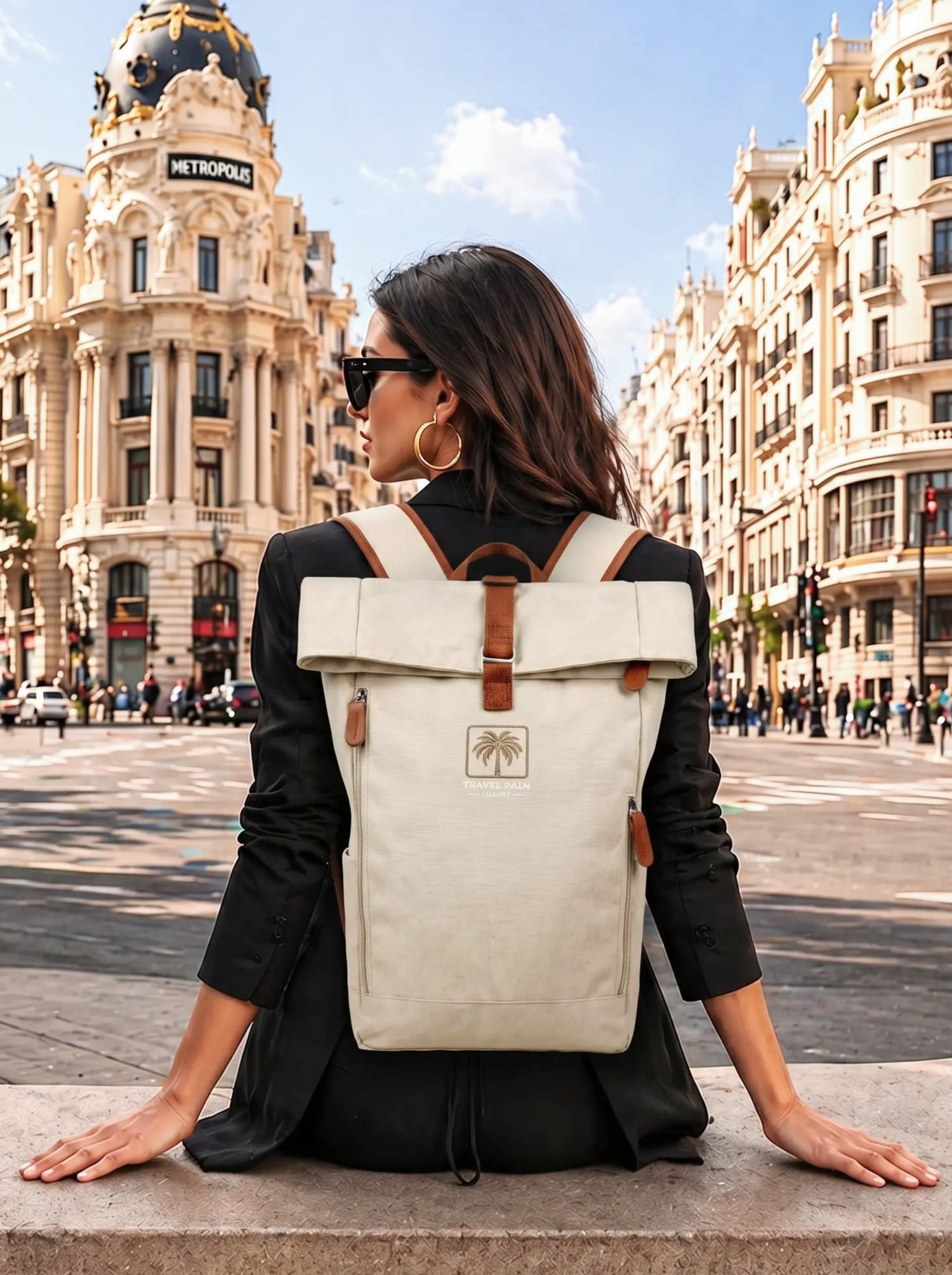 Stilsichere Frau mit beige Rucksack