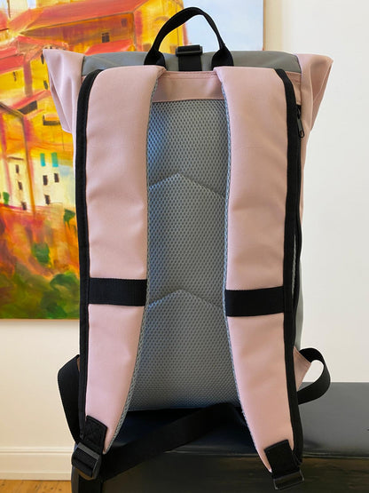 Rolltop Rucksack rosa Damen Rückansicht – stilvoller Business Rucksack